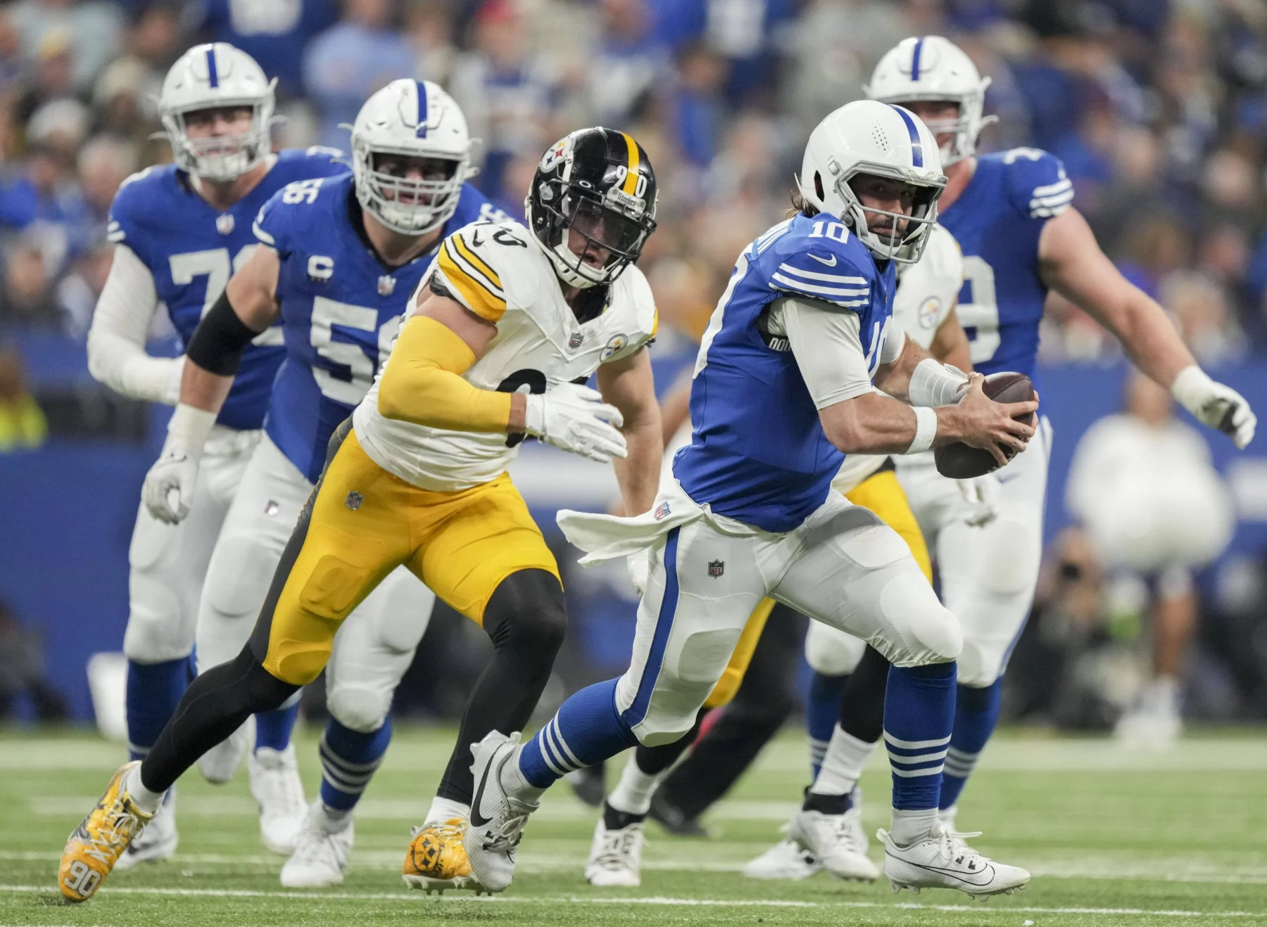 FootballR - NFL - Die Pittsburgh Steelers laufen während eines Spiels gegen die Colts - Gardner Minshew - dem Ball hinterher.