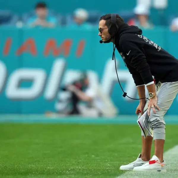 FootballR - NFL NFLPA - Miami Dolphins Headcoach Mike McDaniel steht am Rande eines Footballspiels und beobachtet die Top-Kandidaten im Rennen um die NFL Awards.
