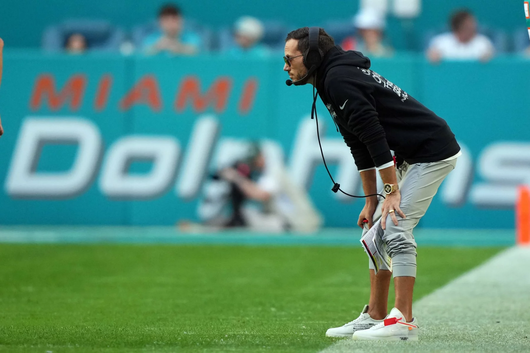 FootballR - NFL NFLPA - Miami Dolphins Headcoach Mike McDaniel steht am Rande eines Footballspiels und beobachtet die Top-Kandidaten im Rennen um die NFL Awards.