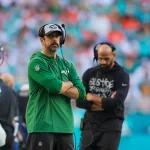 FootballR - NFL - Der Quarterback der New York Jets, Aaron Rodgers, steht am Spielfeldrand.