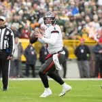 FootballR - NFL Woche 15 - Week 8 - Bye Week 11 - NFL-Quarterback Baker Mayfield von den Tampa Bay Buccaneers wirft den Ball während des Spiels in NFL Woche 15.