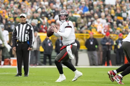 FootballR - NFL Woche 15 - Week 8 - Bye Week 11 - NFL-Quarterback Baker Mayfield von den Tampa Bay Buccaneers wirft den Ball während des Spiels in NFL Woche 15.