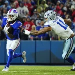 FootballR - NFL - James Cook - Die Buffalo Bills und die Dallas Cowboys spielen ein Footballspiel.