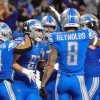 FootballR - NFL - Spieler der Detroit Lions feiern einen Touchdown während eines Spiels, zeigen damit ihren Status als Könige des Nordens und sichern sich möglicherweise einen weiteren Divisionstitel.