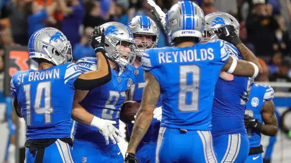 FootballR - NFL - Spieler der Detroit Lions feiern einen Touchdown während eines Spiels, zeigen damit ihren Status als Könige des Nordens und sichern sich möglicherweise einen weiteren Divisionstitel.