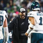 FootballR - NFL Woche 15 - Der Trainer der Philadelphia Eagles, Nick Sirianni, spricht mit seinen Spielern über ihre Verantwortung im Umgang mit Niederlagen.