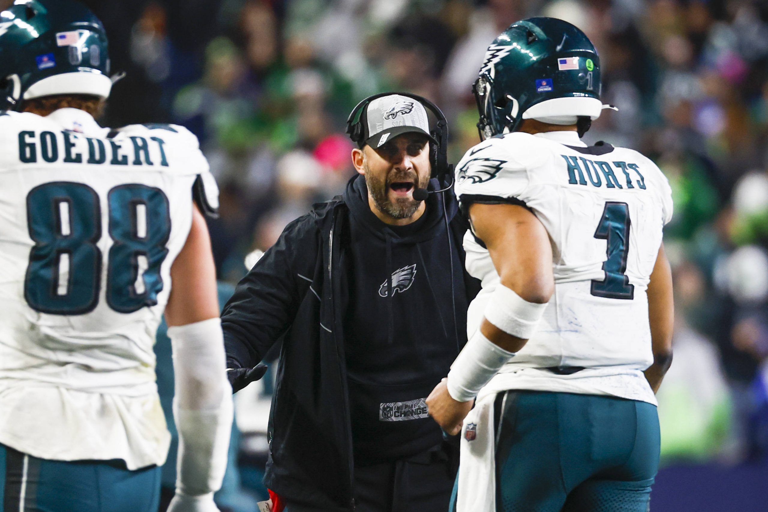 FootballR - NFL - Der Trainer der Philadelphia Eagles, Nick Sirianni, spricht mit seinen Spielern über ihre Verantwortung im Umgang mit Niederlagen.