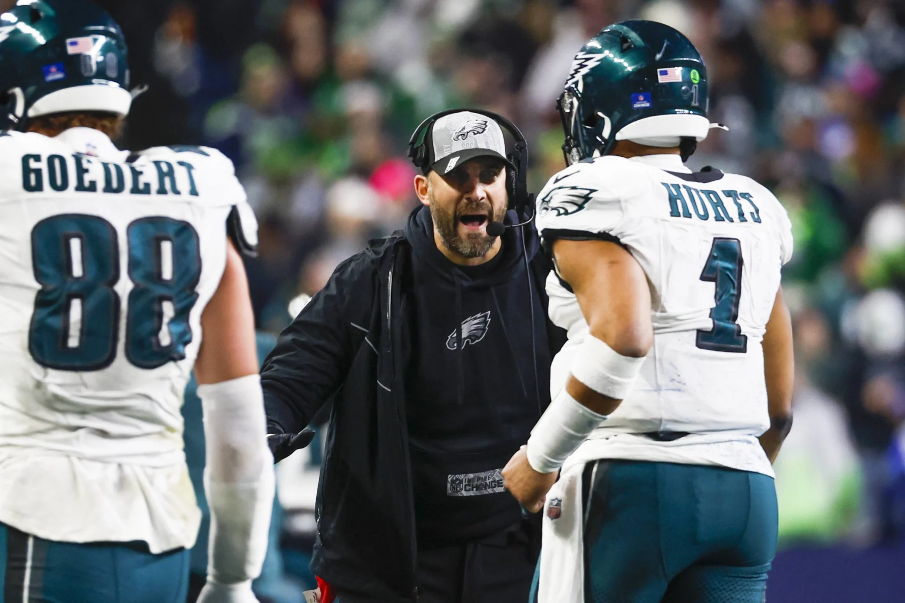 FootballR - NFL Woche 15 - Der Trainer der Philadelphia Eagles, Nick Sirianni, spricht mit seinen Spielern über ihre Verantwortung im Umgang mit Niederlagen.