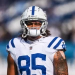 FootballR - NFL - Der Colts-Spieler, Drew Ogletree, trägt einen Helm.