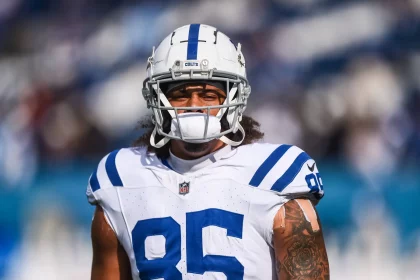 FootballR - NFL - Der Colts-Spieler, Drew Ogletree, trägt einen Helm.