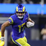 FootballR - NFL - Puka Nacua, ein Rams-Footballspieler, der mit dem Ball läuft.