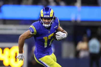 FootballR - NFL - Puka Nacua, ein Rams-Footballspieler, der mit dem Ball läuft.