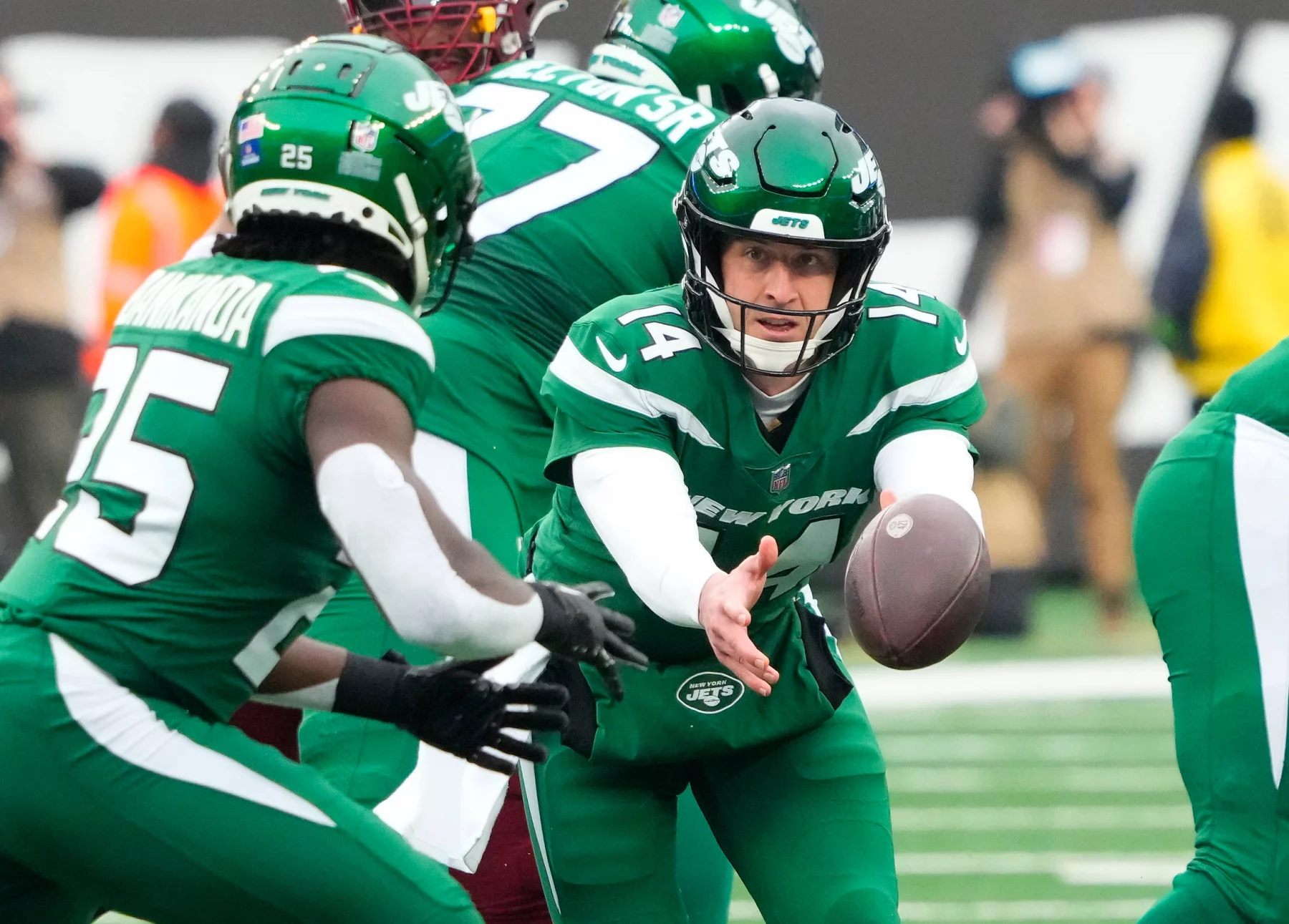 FootballR - NFL - Starter Trevor Siemian führt die New York Jets in einem spannenden NFL-Match gegen die Washington Commanders an.