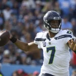 FootballR - NFL - Der Quarterback der Seattle Seahawks Geno Smith wirft den Ball in Woche 16.