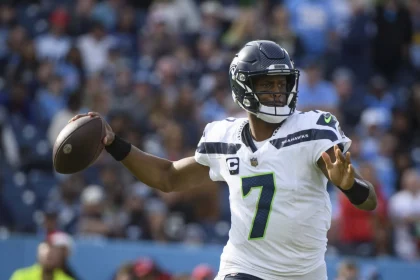 FootballR - NFL - Der Quarterback der Seattle Seahawks Geno Smith wirft den Ball in Woche 16.