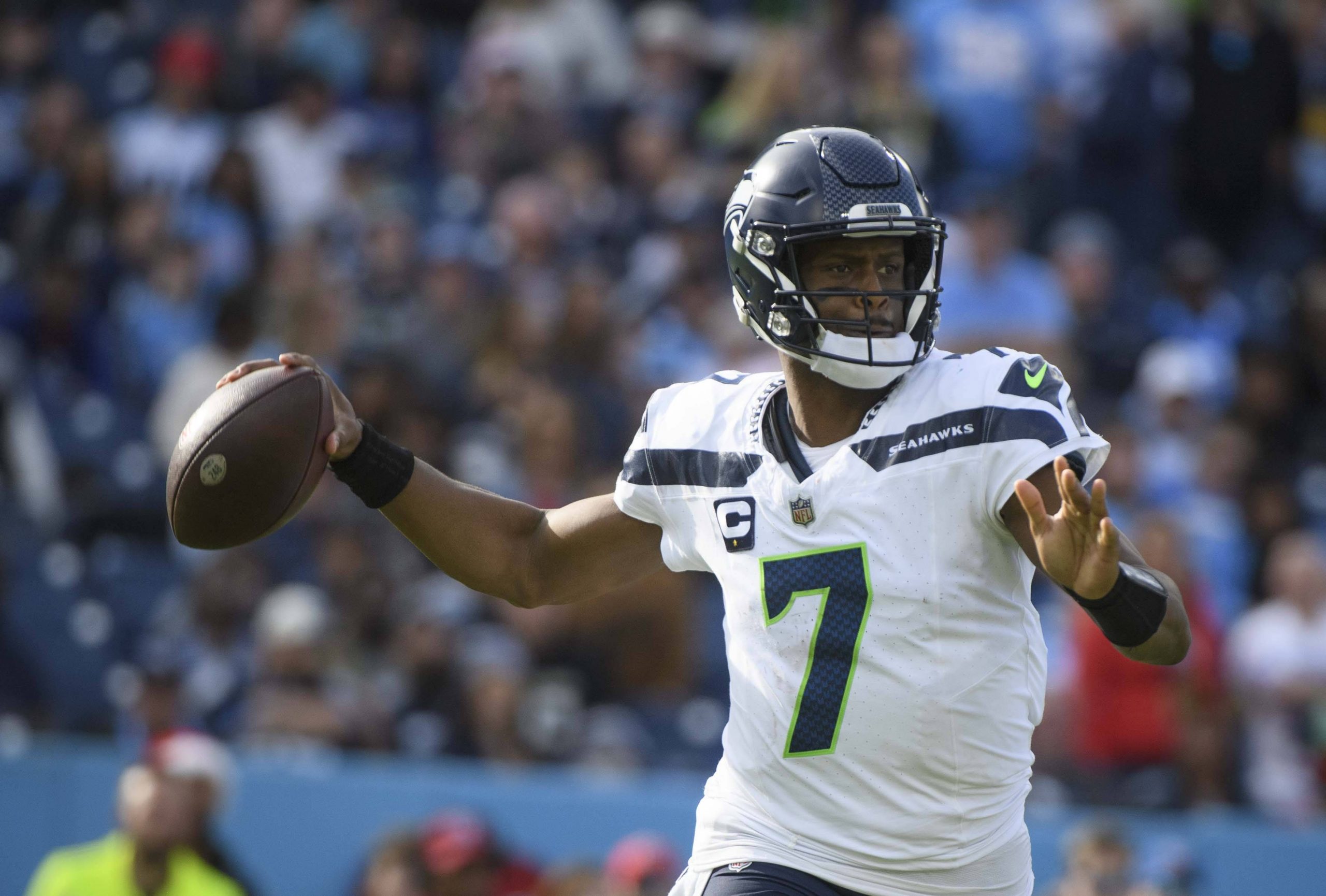 FootballR - NFL - Der Quarterback der Seattle Seahawks Geno Smith wirft den Ball in Woche 16.