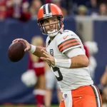 FootballR - NFL - Der Quarterback der Cleveland Browns, Joe Flacco, wirft den Ball.