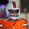 FootballR - NFL - Ein Spieler der Denver Broncos, Russell Wilson, der eine orange-weiße Uniform trägt.
