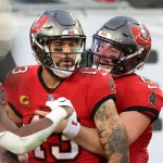 FootballR - NFL Playoff Picture - Beschreibung: Zwei Spieler der Tampa Bay Buccaneers feiern einen Sieg während der NFL Playoffs.