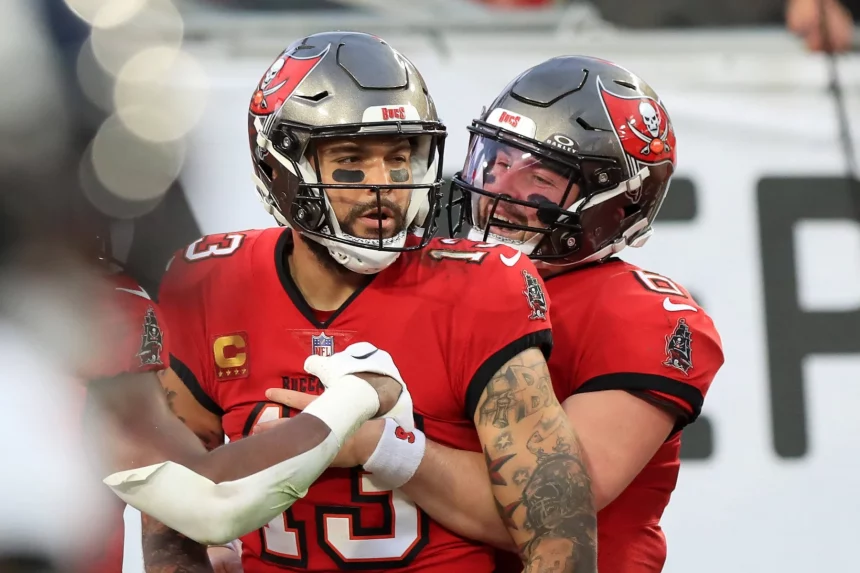 FootballR - NFL Playoff Picture - Beschreibung: Zwei Spieler der Tampa Bay Buccaneers feiern einen Sieg während der NFL Playoffs.