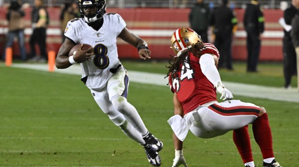 FootballR - NFL - Lamar Jackson - Die Baltimore Ravens und die San Francisco 49ers stehen sich in einem mit Spannung erwarteten Spiel gegenüber. Dieses Duell sorgt aufgrund der überragenden Leistung für Spannung