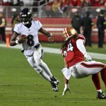 FootballR - NFL - Lamar Jackson - Die Baltimore Ravens und die San Francisco 49ers stehen sich in einem mit Spannung erwarteten Spiel gegenüber. Dieses Duell sorgt aufgrund der überragenden Leistung für Spannung
