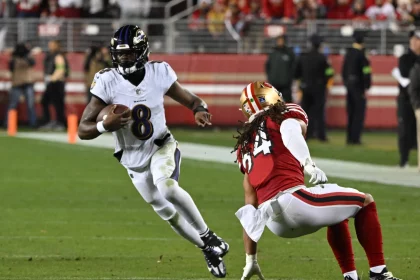 FootballR - NFL - Lamar Jackson - Die Baltimore Ravens und die San Francisco 49ers stehen sich in einem mit Spannung erwarteten Spiel gegenüber. Dieses Duell sorgt aufgrund der überragenden Leistung für Spannung