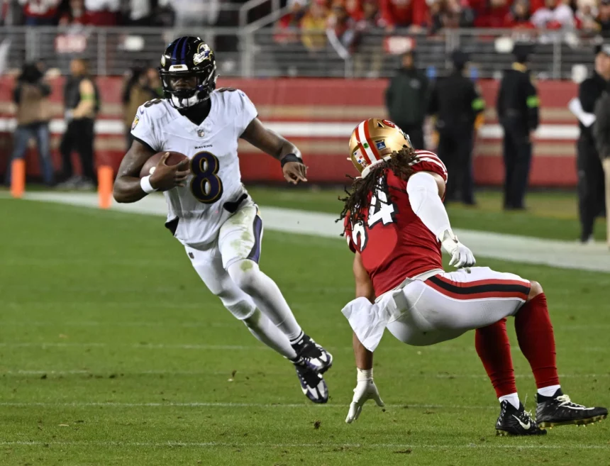 FootballR - NFL - Lamar Jackson - Die Baltimore Ravens und die San Francisco 49ers stehen sich in einem mit Spannung erwarteten Spiel gegenüber. Dieses Duell sorgt aufgrund der überragenden Leistung für Spannung