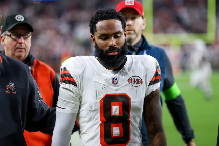 FootballR - NFL - Elijah Moore, der Browns-Spieler mit Bart, verlässt das Feld.