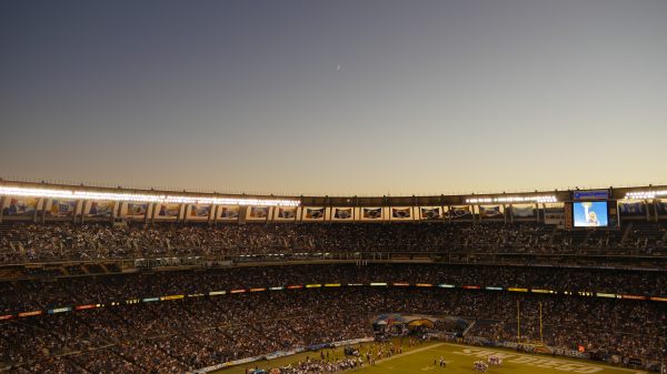 FootballR - NFL - American-Football-Stadion in San Diego in der Abenddämmerung.