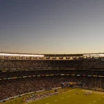 FootballR - NFL - American-Football-Stadion in San Diego in der Abenddämmerung.