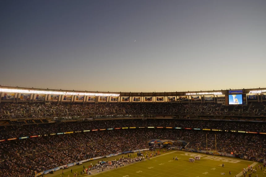 FootballR - NFL - American-Football-Stadion in San Diego in der Abenddämmerung.
