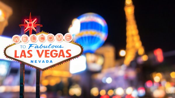 FootballR - NFL - Exklusiver Sponsor - Schild „Welcome to Las Vegas“ bei Nacht mit exklusiver Berichterstattung über den Super Bowl LVIII durch einen Sponsor.