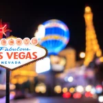 FootballR - NFL - Exklusiver Sponsor - Schild „Welcome to Las Vegas“ bei Nacht mit exklusiver Berichterstattung über den Super Bowl LVIII durch einen Sponsor.