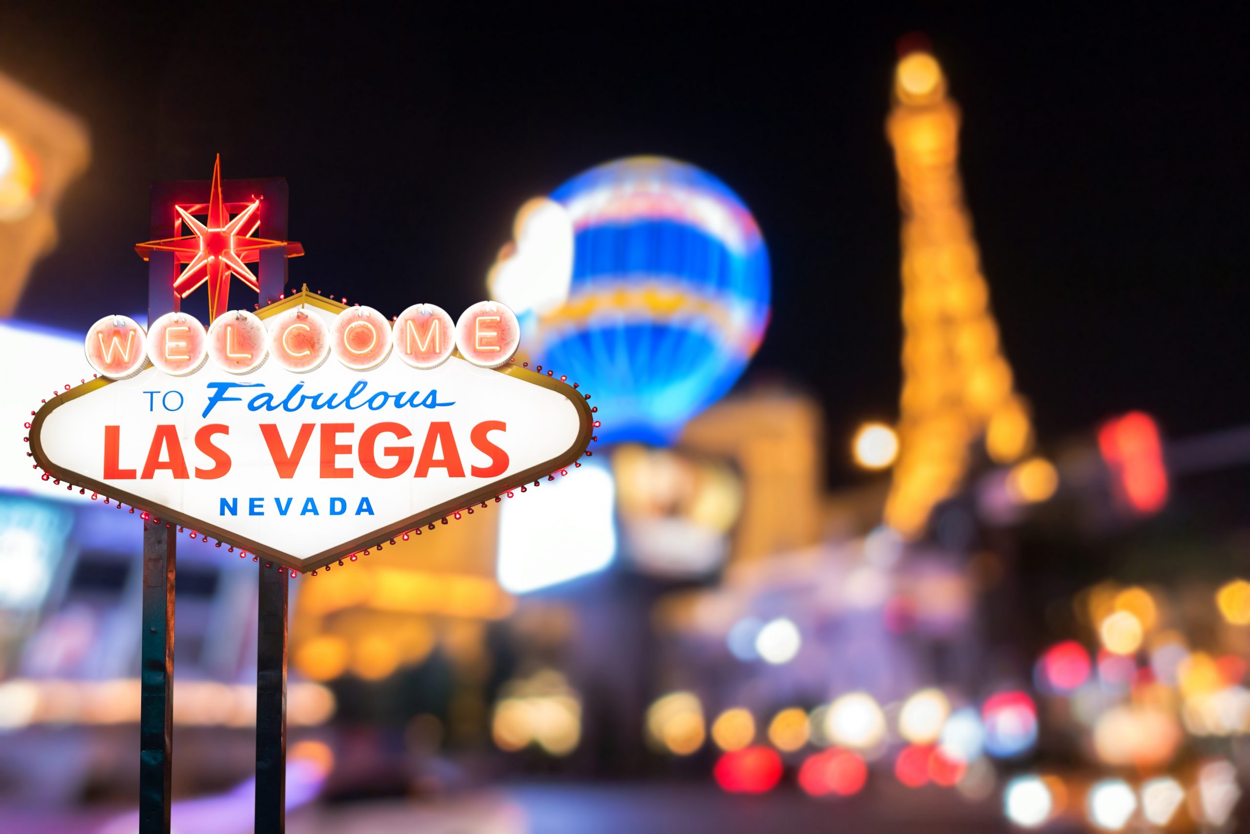 FootballR - NFL - Exklusiver Sponsor - Schild „Welcome to Las Vegas“ bei Nacht mit exklusiver Berichterstattung über den Super Bowl LVIII durch einen Sponsor.