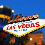 FootballR - NFL - Super Bowl LVIII - Schild „Welcome to Las Vegas“ vor dem NFL-Finale.