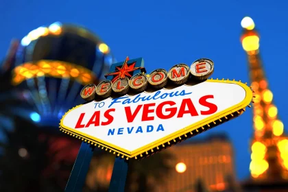 FootballR - NFL - Super Bowl LVIII - Schild „Welcome to Las Vegas“ vor dem NFL-Finale.