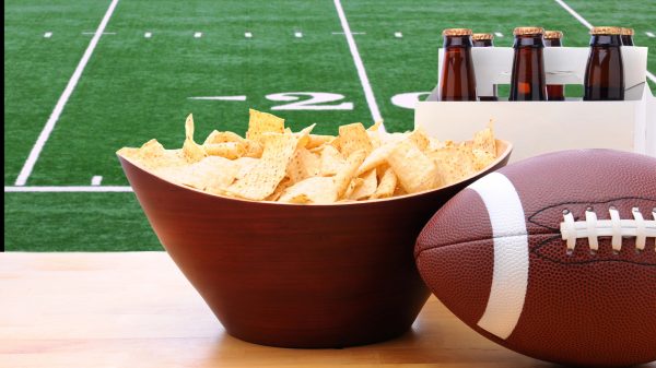 FootballR - NFL - Eine Schüssel mit Chips und ein Football auf einem Tisch, der für das Super Bowl-Sportereignis aufgestellt wurde. Super Bowl LVIII Bullshit Bingo