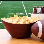 FootballR - NFL - Eine Schüssel mit Chips und ein Football auf einem Tisch, der für das Super Bowl-Sportereignis aufgestellt wurde. Super Bowl LVIII Bullshit Bingo