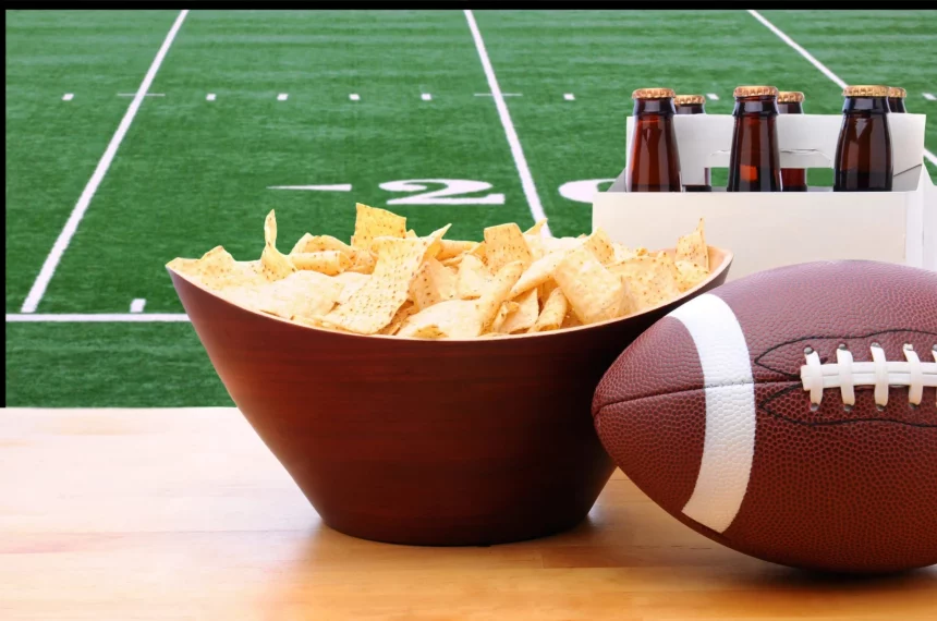 FootballR - NFL - Eine Schüssel mit Chips und ein Football auf einem Tisch, der für das Super Bowl-Sportereignis aufgestellt wurde. Super Bowl LVIII Bullshit Bingo