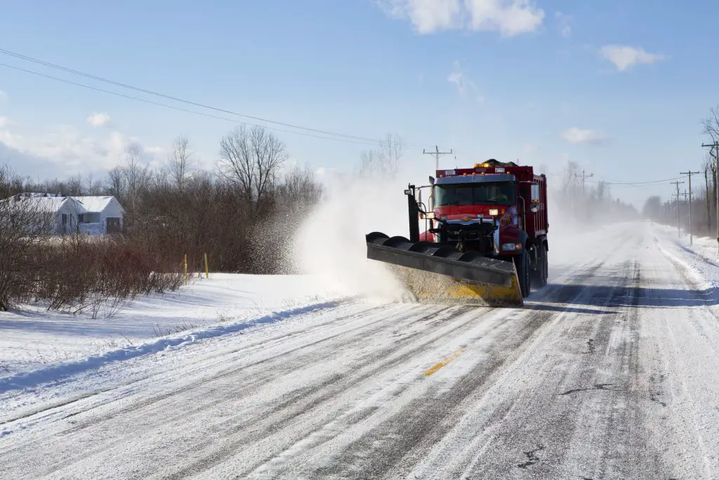 FootballR - NFL - Ein Buffalo-Schneepflug fährt eine verschneite Straße hinunter.