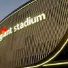 FootballR - NFL - Diese Beschreibung wurde automatisch generiert. Ein großes Gebäude mit den Buchstaben Allegiant Stadium und einem Raiders-Anlage-Logo darauf.