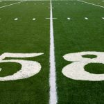 FootballR - NFL - Diese Beschreibung wurde automatisch generiert. Ein Footballfeld mit der Nummer 58 darauf, perfekt für Super Bowl Tickets im Jahr 2024.