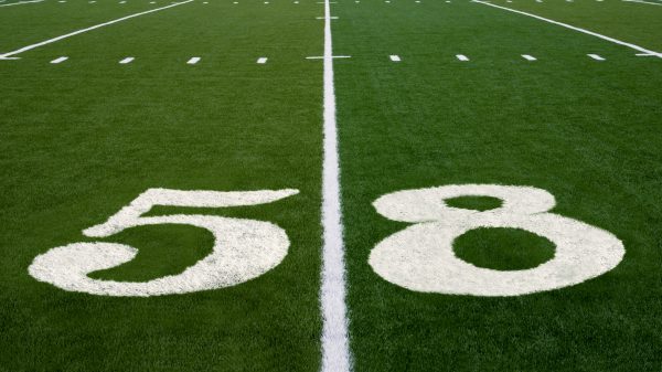 FootballR - NFL - Diese Beschreibung wurde automatisch generiert. Ein Footballfeld mit der Nummer 58 darauf, perfekt für Super Bowl Tickets im Jahr 2024.