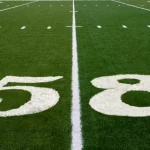 FootballR - NFL - Diese Beschreibung wurde automatisch generiert. Ein Footballfeld mit der Nummer 58 darauf, perfekt für Super Bowl Tickets im Jahr 2024.