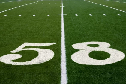 FootballR - NFL - Diese Beschreibung wurde automatisch generiert. Ein Footballfeld mit der Nummer 58 darauf, perfekt für Super Bowl Tickets im Jahr 2024.