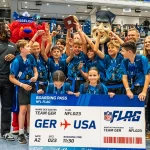 FootballR - NFL - Diese Beschreibung wurde automatisch generiert. Eine Gruppe von NFL-Spielern posiert bei den Pro Bowl Games 2024 für ein Foto mit einer Trophäe.