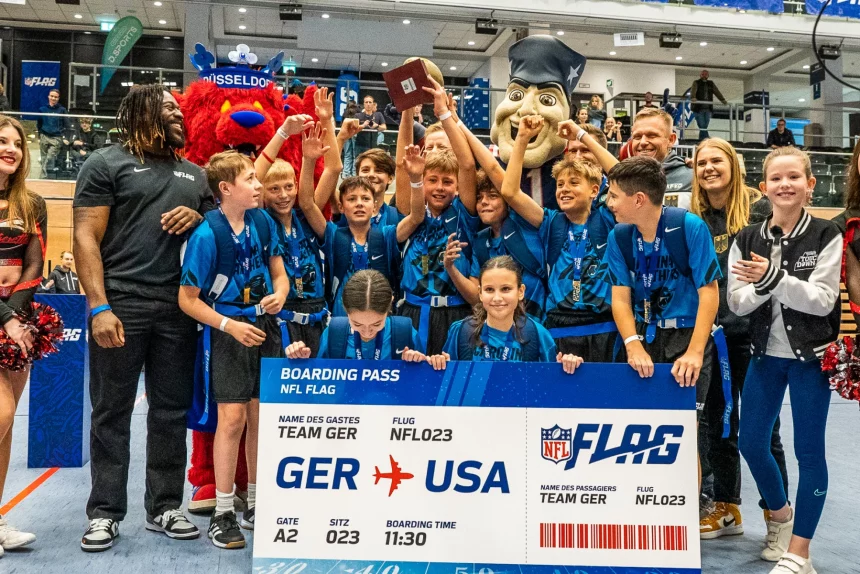 FootballR - NFL - Diese Beschreibung wurde automatisch generiert. Eine Gruppe von NFL-Spielern posiert bei den Pro Bowl Games 2024 für ein Foto mit einer Trophäe.