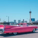 FootballR - NFL - Ein rosa Cabrio mitten in der Stadt.