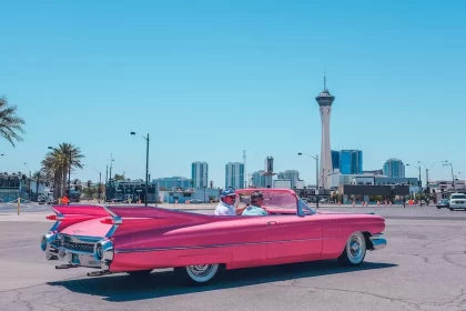 FootballR - NFL - Ein rosa Cabrio mitten in der Stadt.